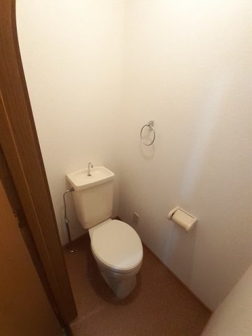 トイレ　落ち着いた色調のトイレです