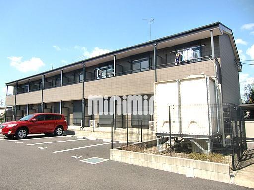 建物外観　１階は庭付。２階は広めのベランダ。