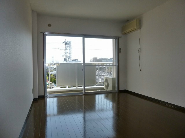 居室・リビング　305号室のお部屋です