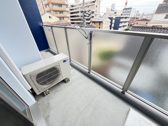 バルコニー　暖かな日差しのふりそそぐバルコニー