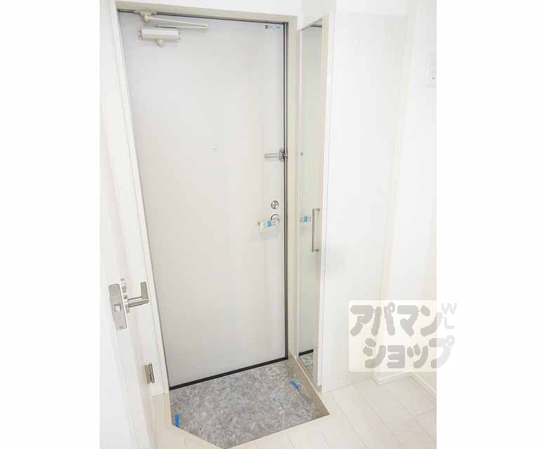 玄関　鏡のついたシューボックス完備！