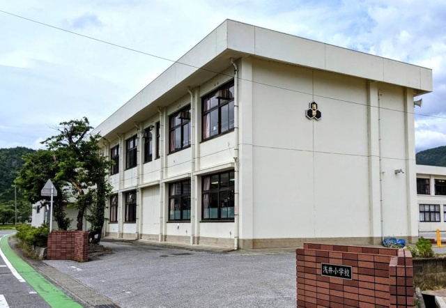 小学校　長浜市立浅井小学校（小学校）まで1800m
