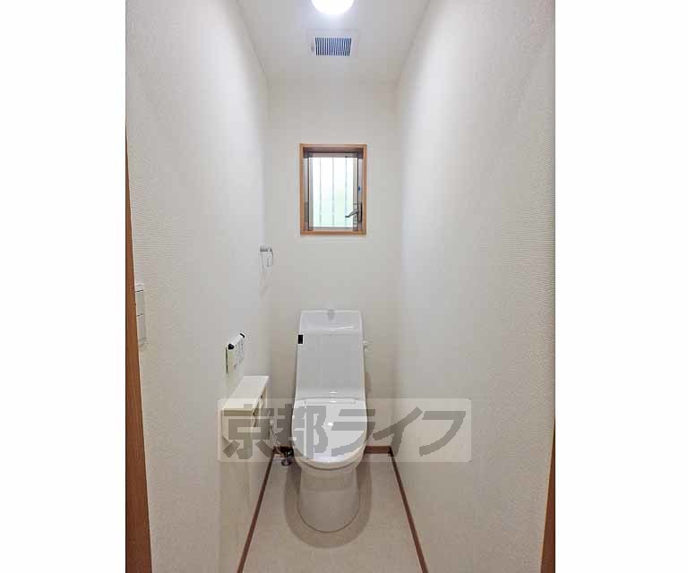 トイレ　１階の洗浄機能付きトイレです。２階にもトイレがあります。
