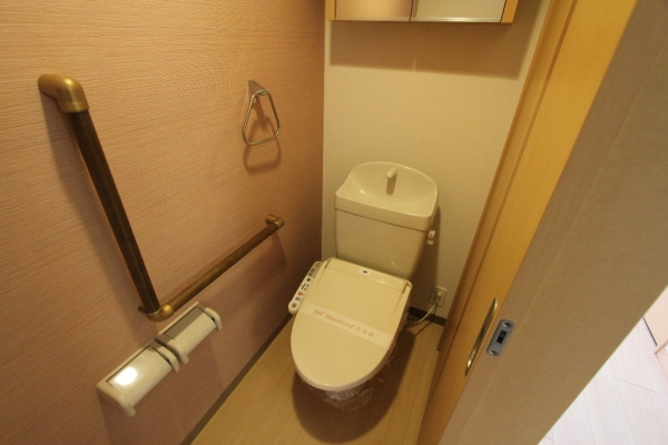 トイレ　温水シャワー付きトイレです