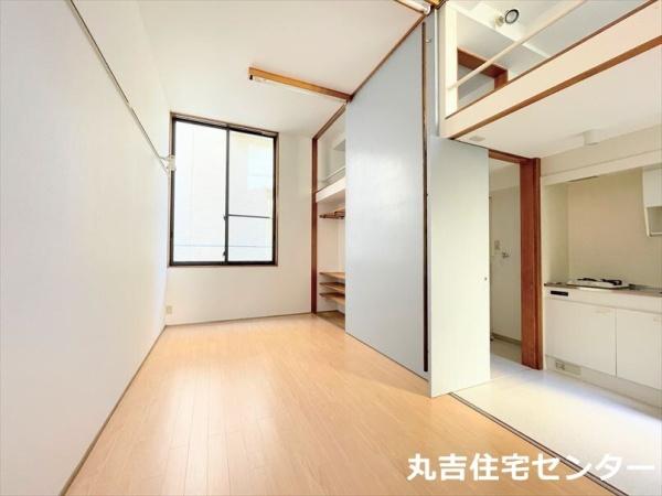 居室・リビング　大きな窓で明るいお部屋