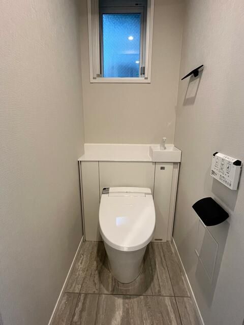 トイレ　落ち着いた色調のトイレです