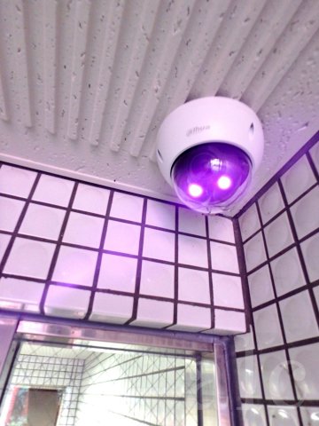 セキュリティ　エントランス・共用部には防犯カメラ　目立つようにライトがつい