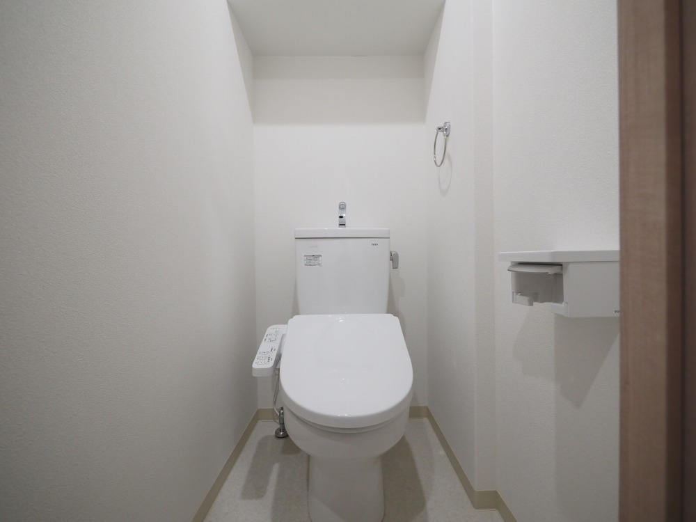 トイレ　落ち着いた色調のトイレです