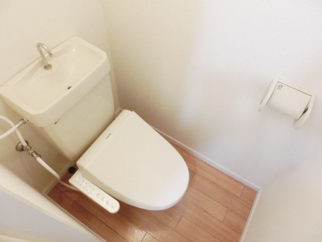 トイレ　温水洗浄便座付きのトイレ