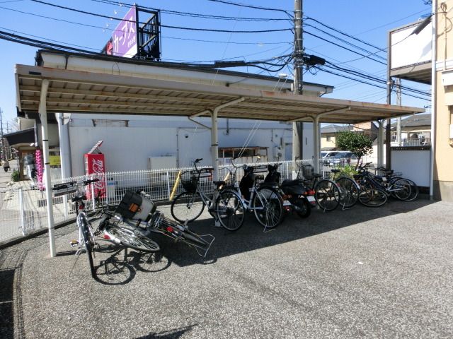 その他共有部分　屋根付きの駐輪場です。