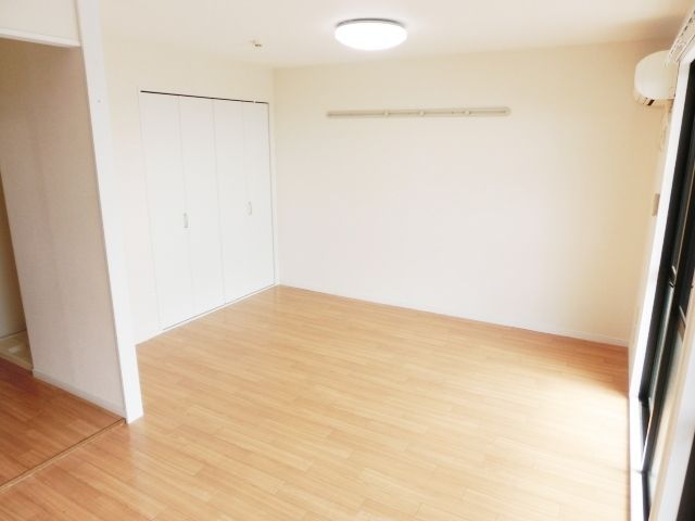 その他部屋・スペース　窓も大きく明るいリビングです