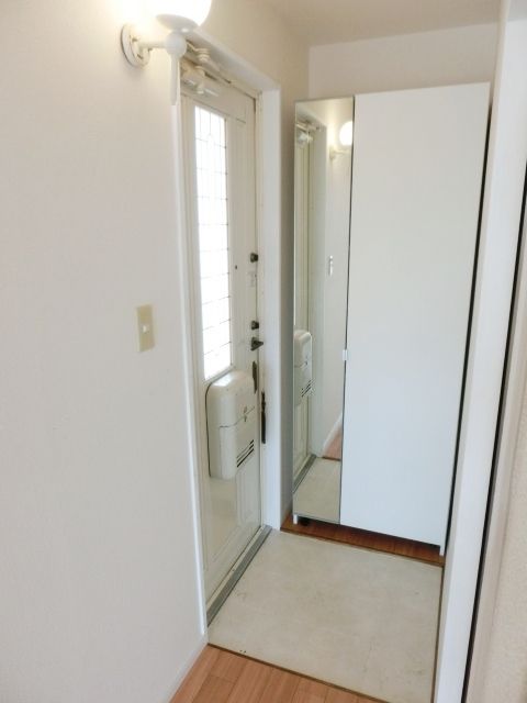 玄関　玄関にはシューズボックスがあります
