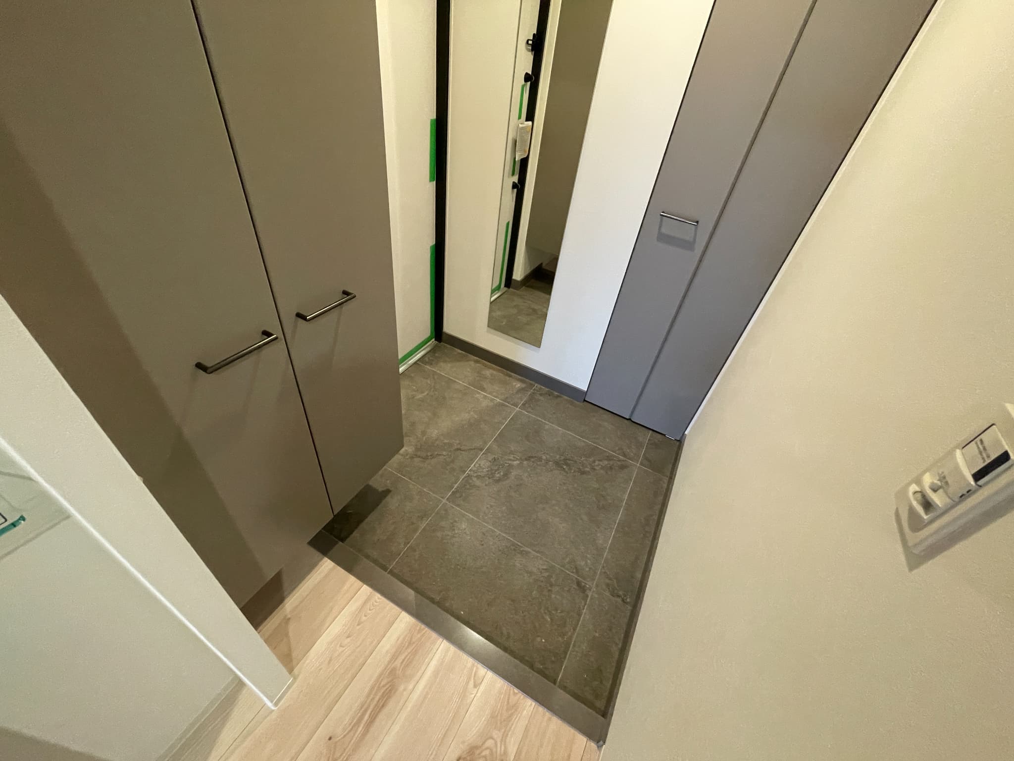 玄関　同タイプ別部屋の写真になります。