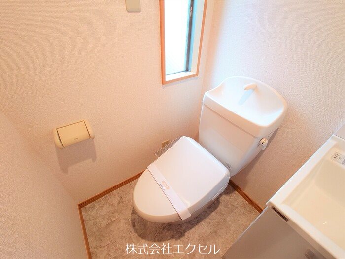 トイレ　温水洗浄便座です。