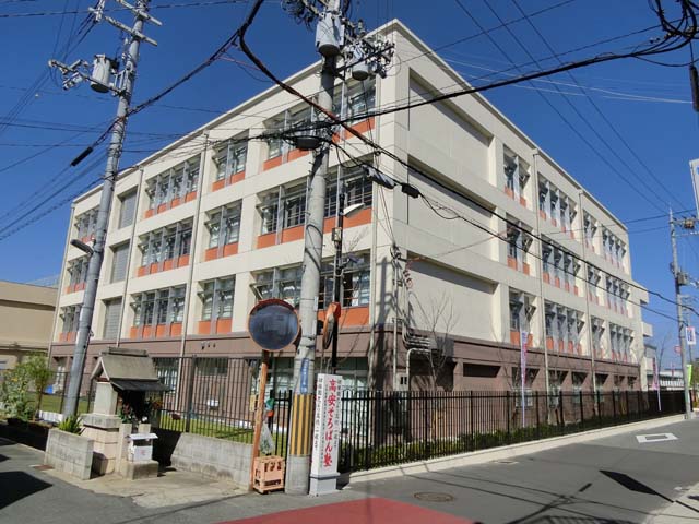 中学校　八尾市立曙川中学校（中学校）まで234m