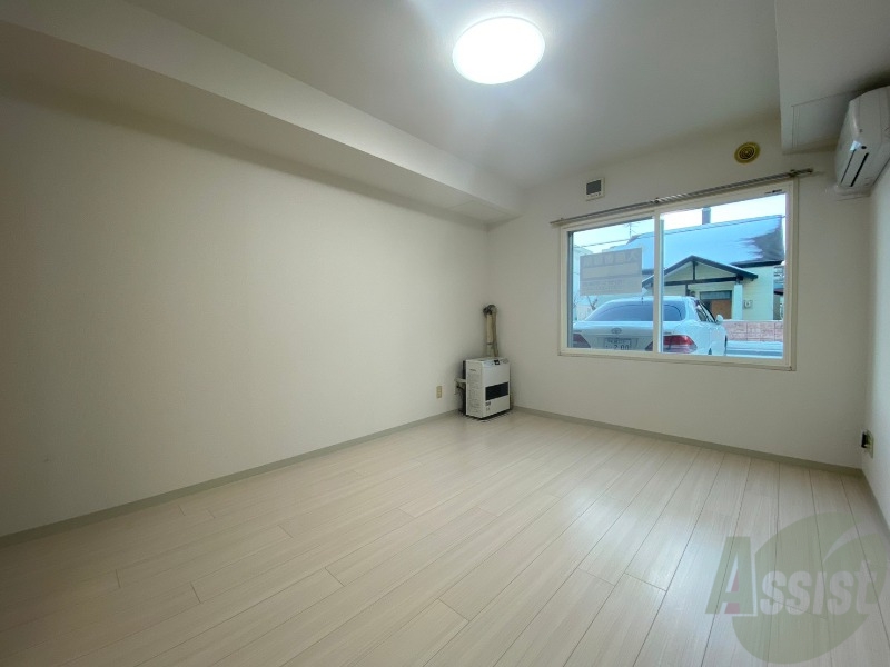 居室・リビング　木目のフローリングは落ち着きのある印象のお部屋になりますね。