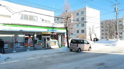 コンビニ　ファミリーマート本郷通店（コンビニ）まで57m