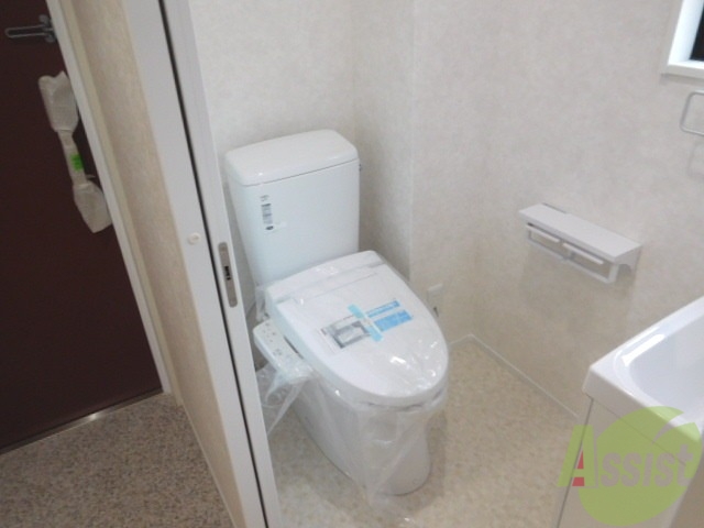 トイレ　ウォシュレット付きおトイレにも窓があります