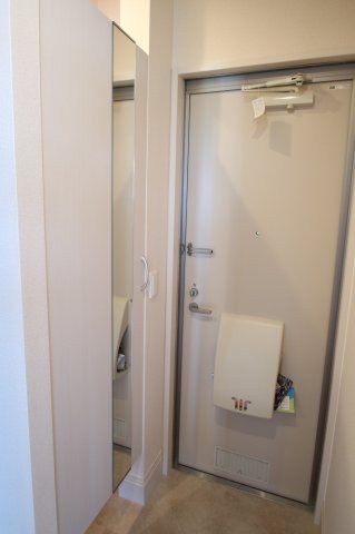 玄関　玄関先にあると嬉しい等身大鏡付き