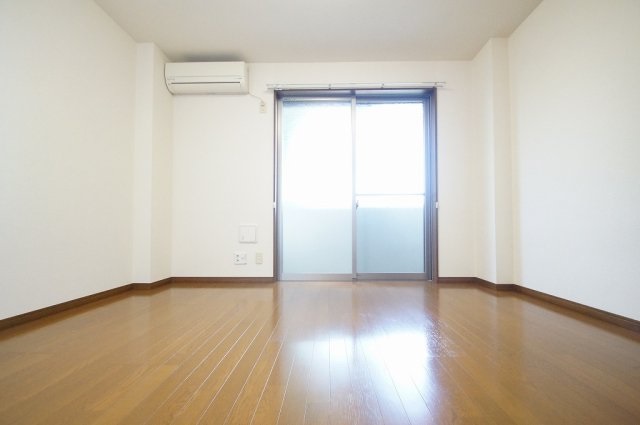 居室・リビング　落ち着いた色合いの床材を使用した居住空間
