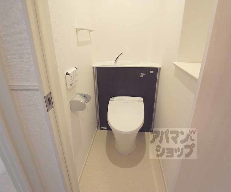 トイレ　ウォシュレット付き。