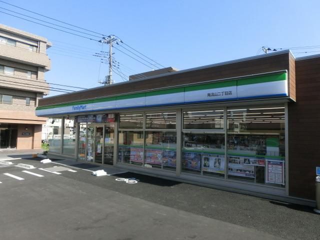 コンビニ　ファミリーマート（コンビニ）まで330m