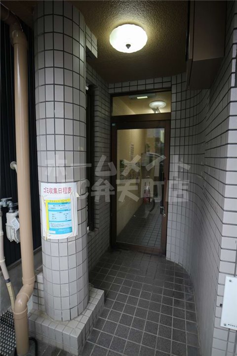エントランス　落ち着いたエントランスです