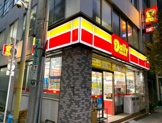 コンビニ　デイリーヤマザキ日本橋室町店（コンビニ）まで135m