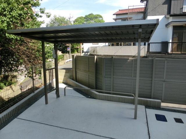 駐車場　屋根付き駐輪場