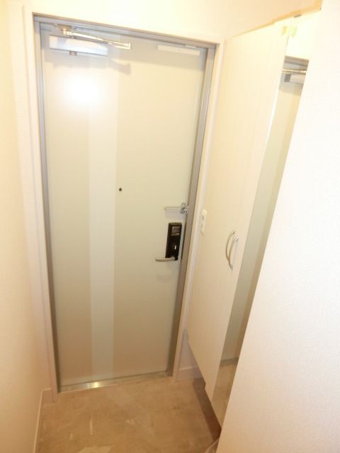 玄関　鏡付きで身だしなみバッチリ
