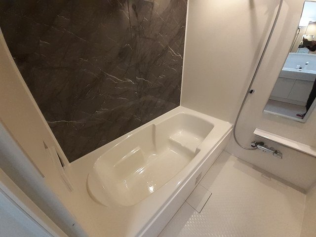 バス・シャワールーム　落ち着いた空間のお風呂です