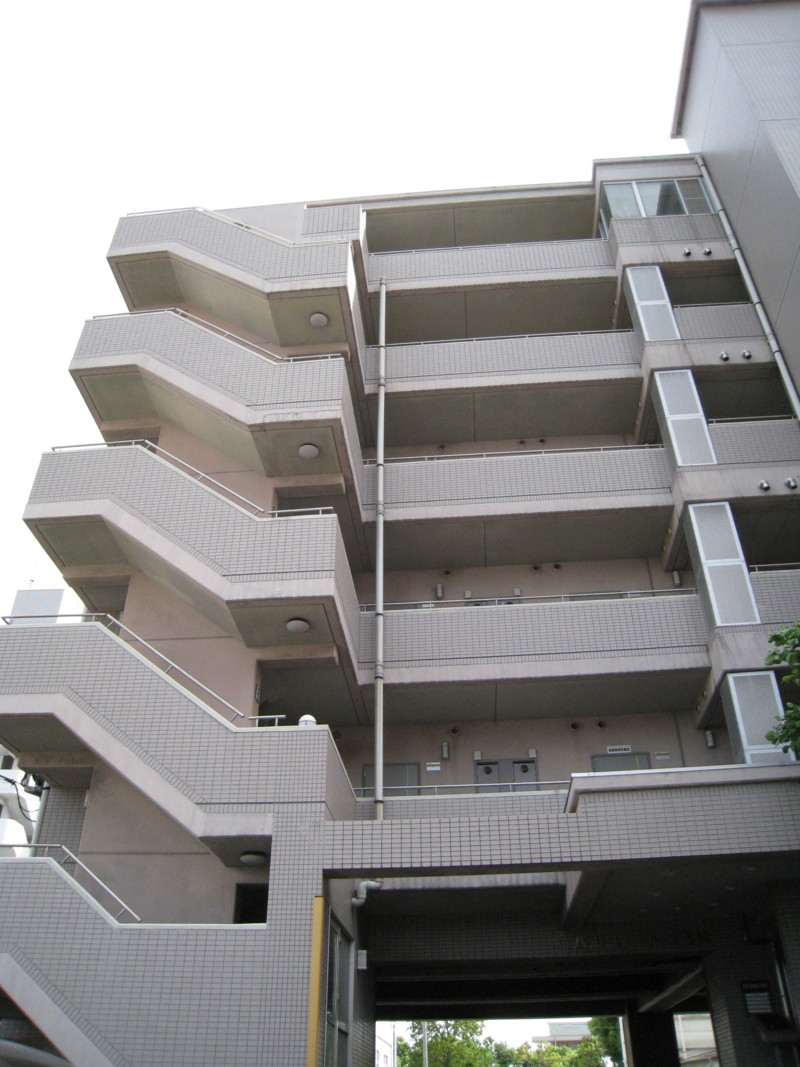 建物外観　オートロック完備で防犯面はバッチリ
