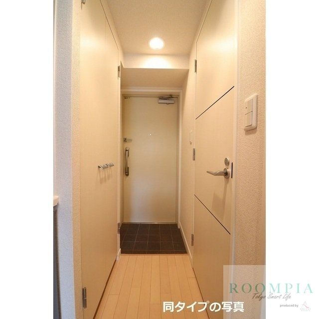 玄関　※同タイプの別のお部屋です。