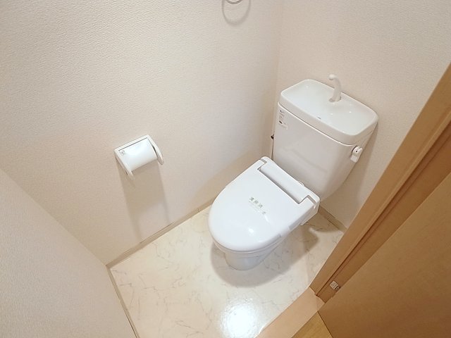トイレ　トイレは暖房便座機能付きで冬でも暖かいです