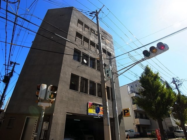 建物外観　角地に立地する明るいリノベーションマンション