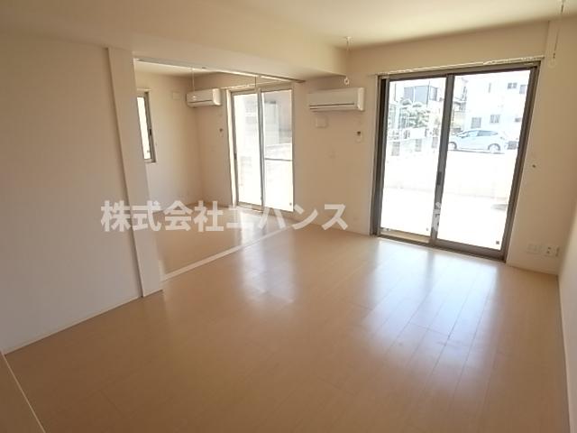 居室・リビング　こちらの居間で趣味の時間をお楽しみください 外観は落ち着いて