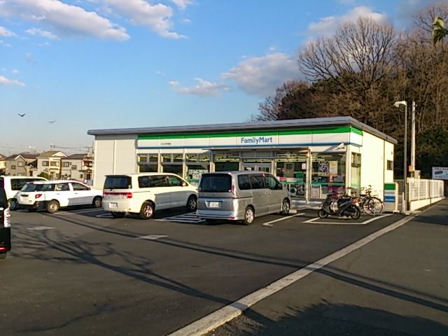 コンビニ　ファミリーマートさいたま中尾店（コンビニ）まで100m