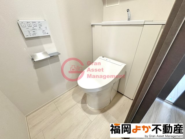 トイレ　落ち着いた色調のトイレです