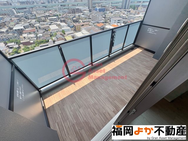 バルコニー　暖かな日差しのふりそそぐバルコニー