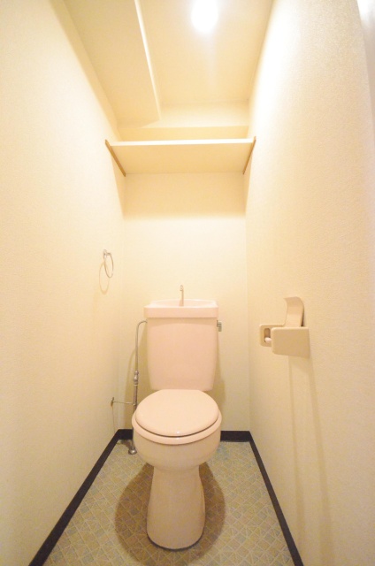 トイレ　別号室の写真です。