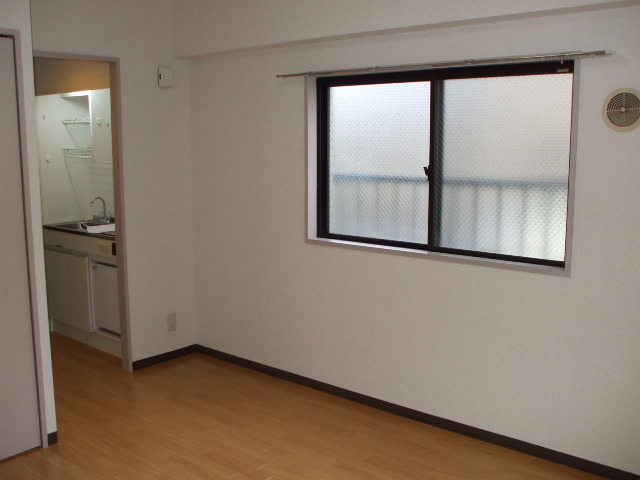 居室・リビング　大きな窓で明るいお部屋です。