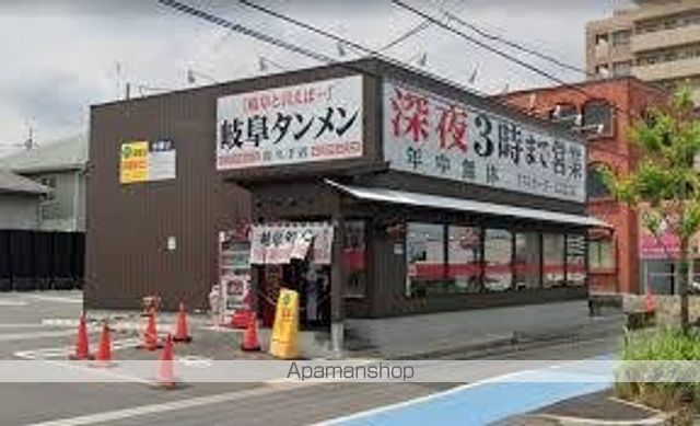 コンビニ　ファミリーマート（コンビニ）まで330m