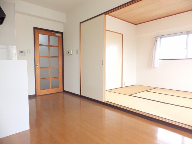 居室・リビング　こちらの居間で趣味の時間をお楽しみください