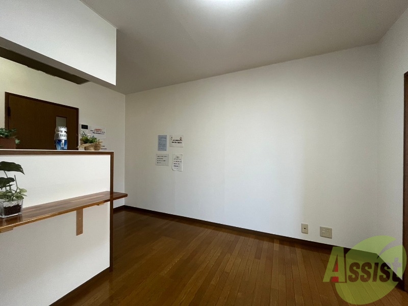 居室・リビング　木目のフローリングは落ち着きのある印象のお部屋になりますね。