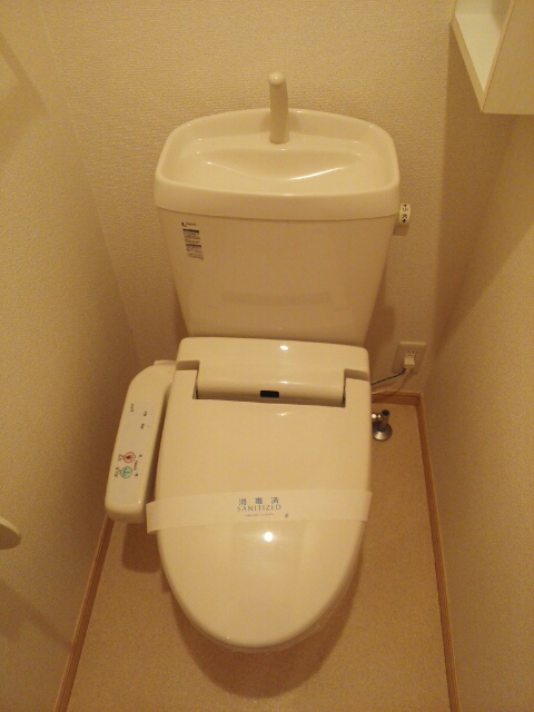 トイレ　嬉しい温水洗浄便座付きです♪