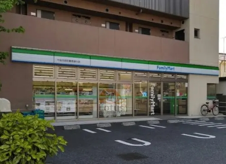 コンビニ　ファミリーマート 千住河原町墨堤通り店（コンビニ）まで588m