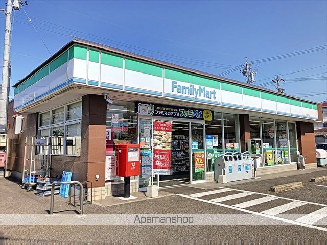 コンビニ　ファミリーマート（コンビニ）まで679m