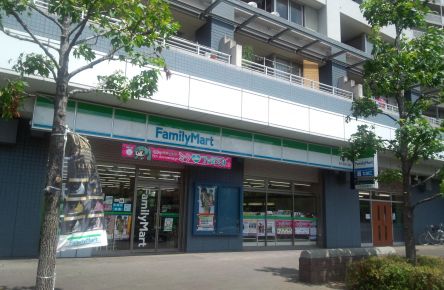 コンビニ　ファミリーマート南千住四丁目店（コンビニ）まで388m