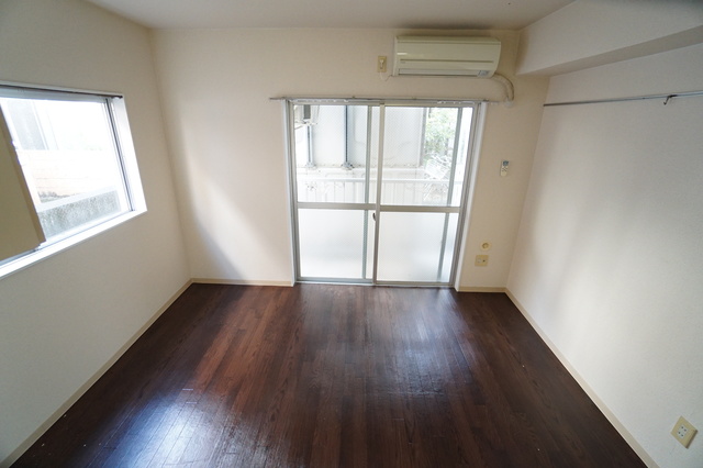 居室・リビング　他のお部屋の参考画像です。小さな窓はありません。