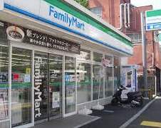 コンビニ　ファミリーマート中野本町五丁目店（コンビニ）まで379m